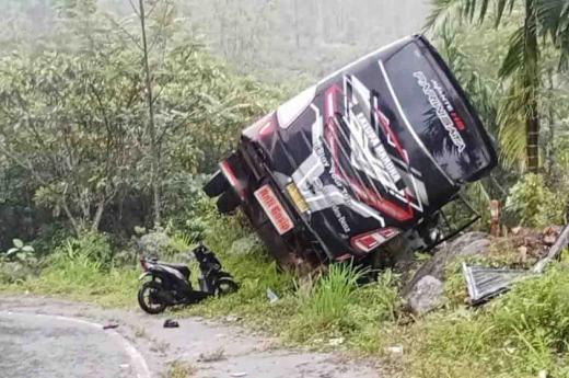 Bus Tujuan Palembang Rem Blong di Agam, Disusul Sedan Tabrak Pemotor
