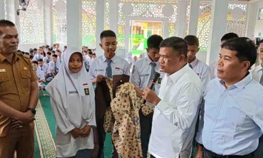 Khairuddin Simanjuntak Bagikan 4.600 Seragam Gratis untuk Siswa Pasaman