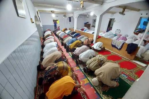 Jamaah Naqshabandiyah Surau Baitul Makmur Pasar Baru Padang Laksanakan Shalat Idul Fitri