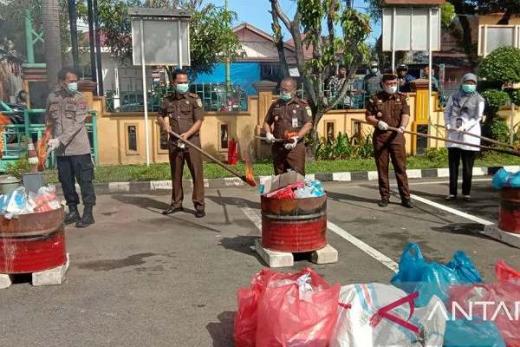 Kejari Padang Musnahkan 40 Kilogram Ganja Kering