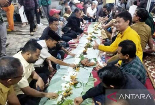 Sempat Tertunda, Akhirnya Bupati Solok Selatan Gelar Makan Gadang Beralas Daun Pisang Bersama Warga di Seribu Rumah Gadang