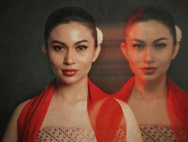 Ariel Tatum Unjuk Kebolehan Menari Ronggeng Gunung