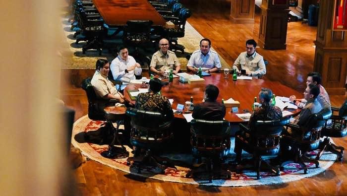 Bahas Strategi Hadapi Ketidakpastian Global, Prabowo Kumpulkan DEN di Hambalang