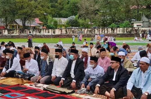 Meski Diguyur Hujan, Bupati dan Warga Pesisir Selatan Tetap Khusyuk Sholat Id