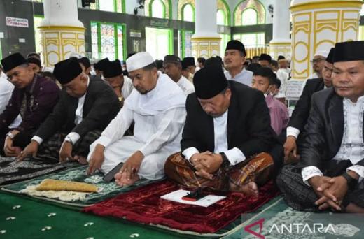 Diguyur Hujan, Shalat Id di Halaman Kantor Bupati Agam Dialihkan ke Masjid
