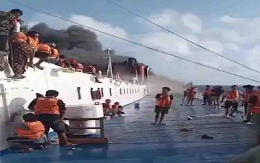 [BREAKING NEWS] KMP Mutiara Sentosa 2 Terbakar di Sumenep, Penumpang Lompat ke Laut