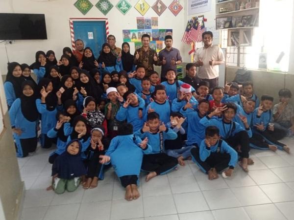 Mahasiswa FEB Unimus Edukasi Anak Indonesia di Malaysia tentang Pentingnya Menabung