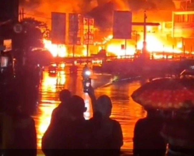 Ribuan Liter BBM Tumpah di Cianjur, Pos Polisi dan Kendaraan Hangus Terbakar