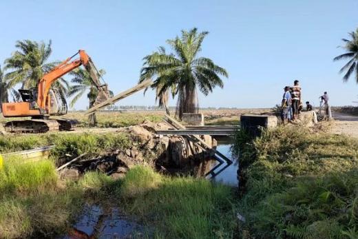 Permudah Akses ke Tiku Lima Jorong, PT Mutiara Agam Perbaiki Jembatan Rusak