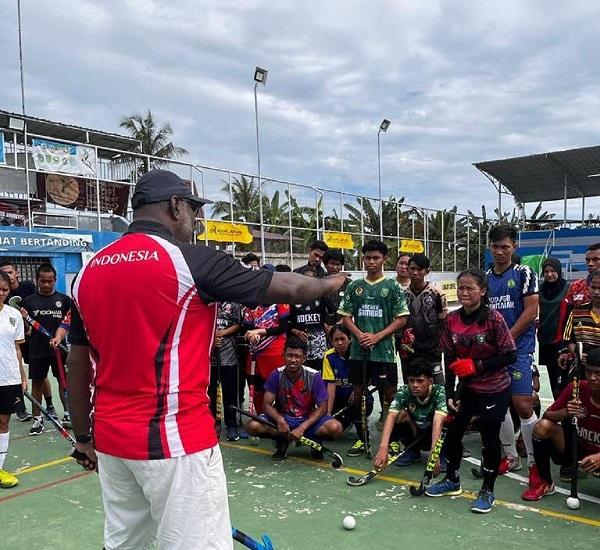 WartaPKU Bersama pemain muda hockey Ind