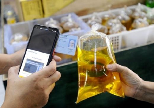 Beli Minyak Goreng Curah harus Pakai KTP, Ekonom: Kian Persulit Rakyat