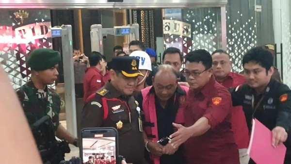 Bungkam Pakai Rompi Pink, Eks Kepala BGN Dadan Hindayana Terseret Jual Beli SPPG