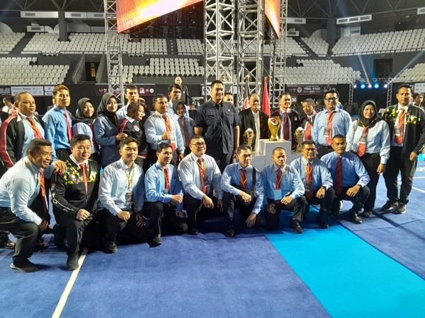 WartaPKU Bersama wasit dan pengurus PB