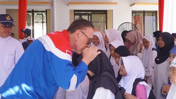 Iwan Bule Salurkan Paket SESAMA, Beri Semangat Baru untuk Anak-Anak Banyuwangi
