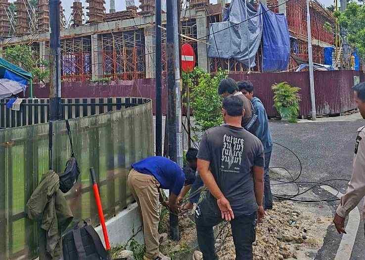Pemkot Pekanbaru Potong Kabel Fiber Optik Menjuntai di Jalan Ronggowarsito