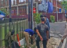 Pemkot Pekanbaru Potong Kabel Fiber Optik Menjuntai di Jalan Ronggowarsito