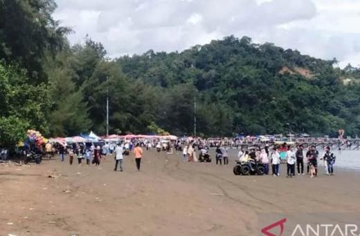 Seribuan Wisatawan Mulai Padati Pantai Air Manis Padang