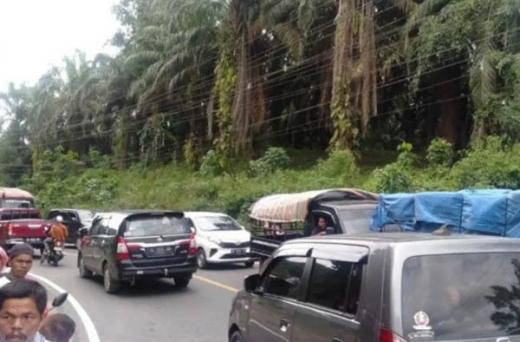 Padat, Macet Panjang Terjadi di Jalinsum Menuju Objek Wisata Aek Sijorni