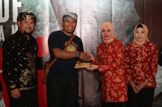 Penasehat DWP Kemenpora Serahkan Bantuan Peralatan Pencak Silat