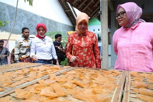 Penasehat DWP Kemenpora Harap UMKM di Kuningan Terus Bisa Lebih Maju