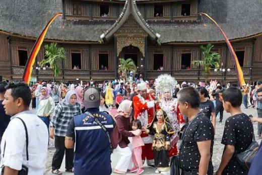 Dikunjungi Hingga 11 Ribu Orang per Hari, Pemasukan Tiket Istano Basa Pagaruyung Diprediksi Rp1 Miliar Selama Libur Idul Fitri