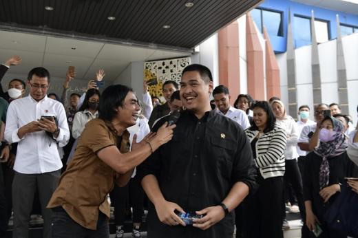 Giliran Menpora Dito Nyanyi dan Nongkrong Bareng Charly ST12