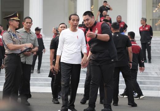 Menpora Dito Dampingi Presiden Jokowi Berikan Bonus SEA Games 2023 Kamboja