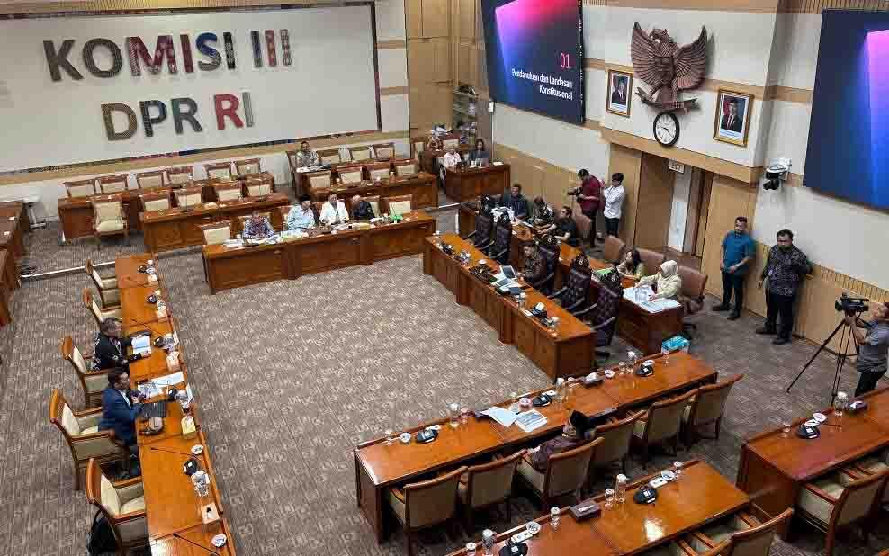 DPR Soroti Potensi Kecemburuan Sosial Jika Aparat Aktif Berbaur di Ormas