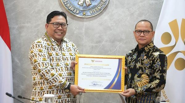 Terima Penghargaan dari Ombudsman, Menteri Mukhtarudin: Buah dari Kerja Keras Jajaran Kementrian P2MI