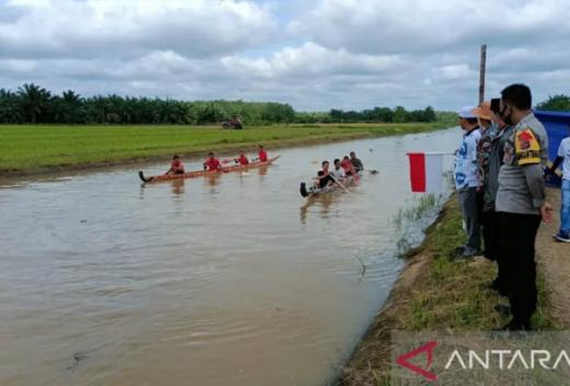 Kreatif, Warga Dharmasraya Sulap Saluran Irigasi Jadi Arena Selaju Sampan