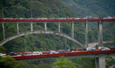 WartaPKU Kendaraan melewati Fly Over Ke