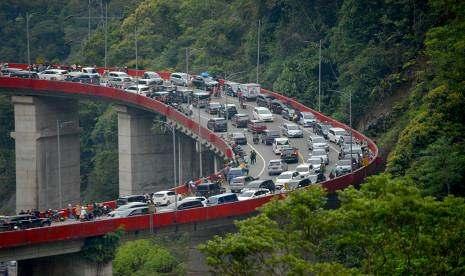 Foto: Arus Balik di Jembatan Layang Kelok Sembilan Padat Merayap