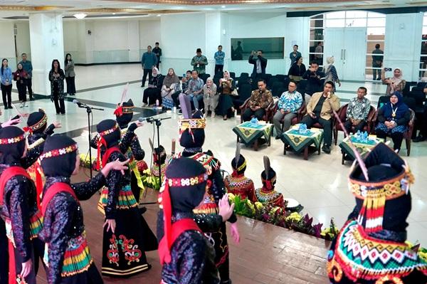 Menpora Dito Lepas Tim Seni Embun Pagi Primary School ke Kompetisi Tari Dunia WDF 2025