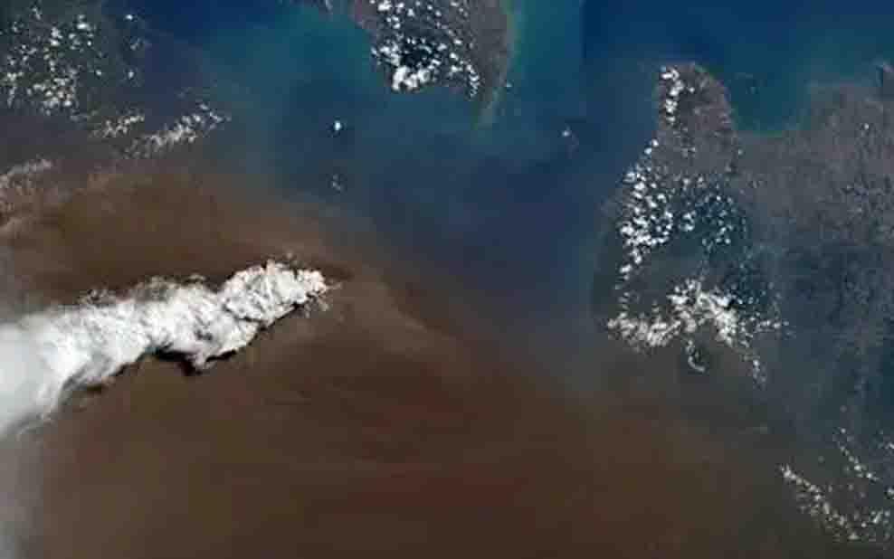 15 Km Lontaran Abu Anak Krakatau, Satelit Rekam Erupsi di Selat Sunda