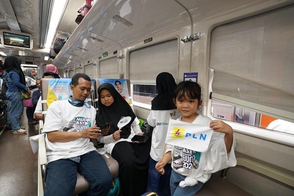 Mudik Gratis BUMN, PLN UID Jakarta Raya Berangkatkan 1.000 Pemudik Kereta Api