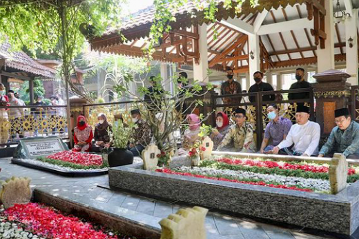 Kunjungi Makam Gus Dur, Mahfud MD: Saya Ingin Menemuinya tapi Ghaib