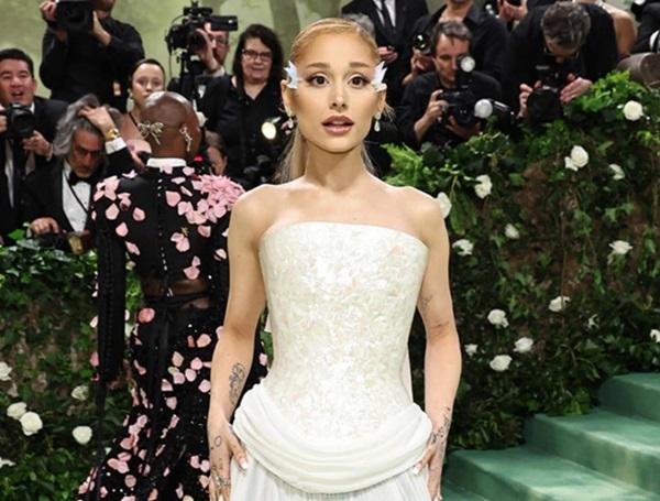 Ariana Grande Tampil Anggun dan Sempat Berganti Gaun di Met Gala 2024