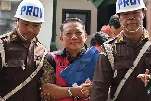 Pemeriksaan Ketiga, Tersangka TPPU Febrie Tiba Pakai Rompi Pink