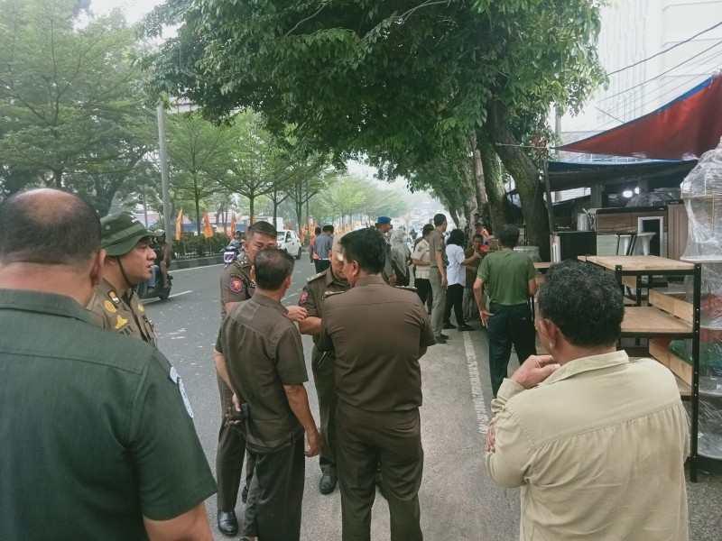 Satpol PP Tertibkan Lapak Mebel di Jalan Sudirman Pekanbaru, Hak Pejalan Kaki Dikembalikan