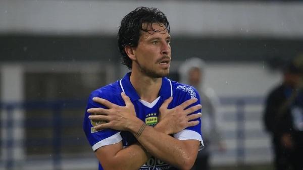 Lawan Persija Jakarta, Tom Haye; Pertandingan Besar