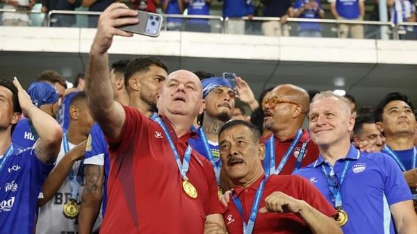 Bojan Hodak Tak Pernah Lupakan Peran Staf, Pemain dan Suporter