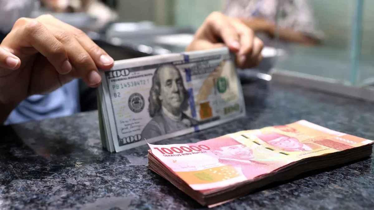 Pasar Pantau Arah Suku Bunga BOJ dan The Fed, Rupiah Melemah Tipis di Level 17.645