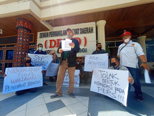 Diduga Intimidasi dan Ancam Wartawan, Puluhan Awak Media Gelar Aksi di Depan Gedung DPRD Bukittinggi