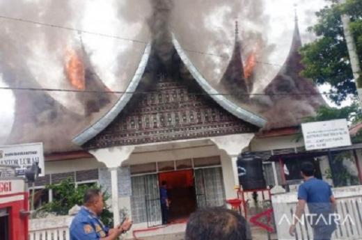 Kantor Lurah di Bukittinggi Sumbar Kebakaran, Petugas Terluka