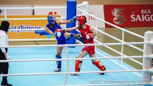 Debut Manis Kickboxer Putri Amanda Loupatty