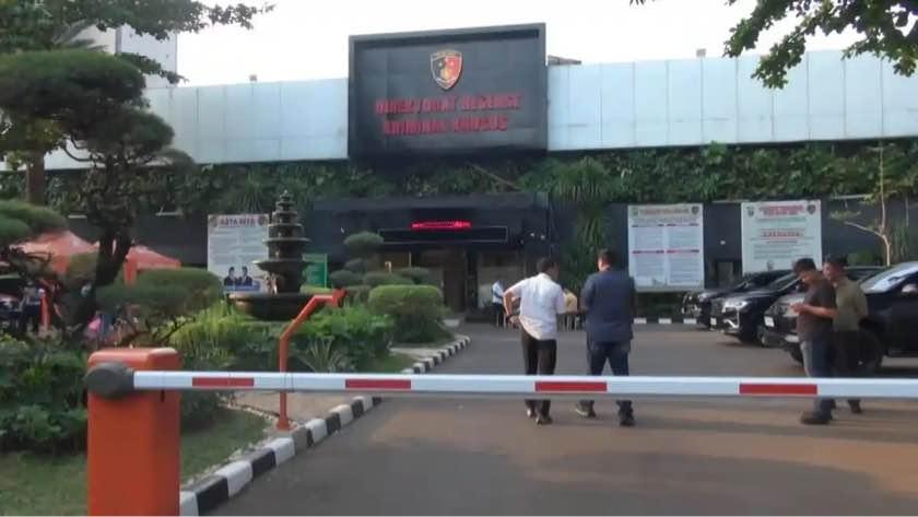Pasukan TNI Bersenjata Datangi Polda Metro Jaya Usai Penggeledahan 12 Lokasi