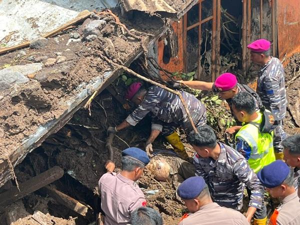 Dari Sulut, Prajurit Marinir TNI AL Terus Hadir Cari Korban Hilang di Tengah Longsor