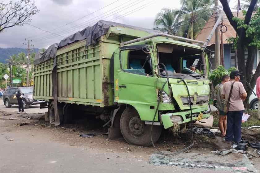 Truk Hilang Kendali di Tikungan Rusak Memicu Insiden Tragis Enam Kendaraan