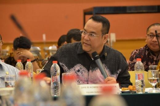 Bagi Yulian Gunhar, Wajah Erick Thohir di Banyak Iklan BUMN Bentuk Penyalahgunaan Jabatan