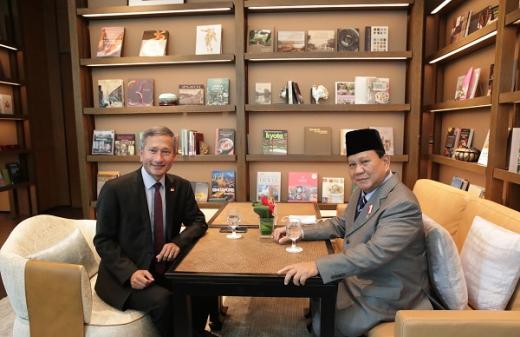 Moment Santai Prabowo saat Sarapan Bareng Menlu Singapura